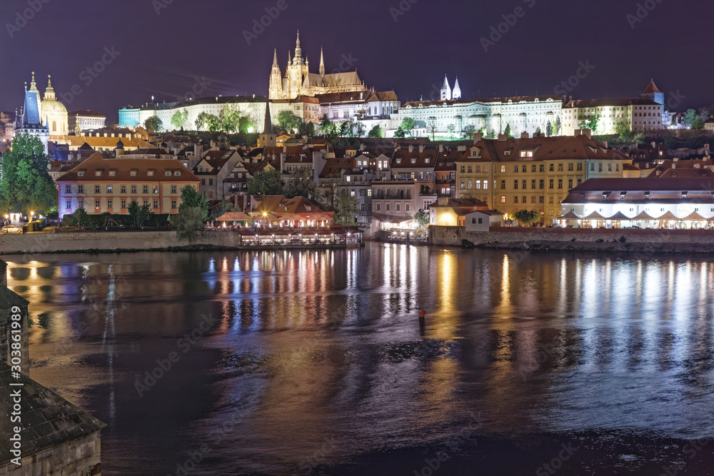 夜景　プラハ城とカレル橋　ヴィート大聖堂