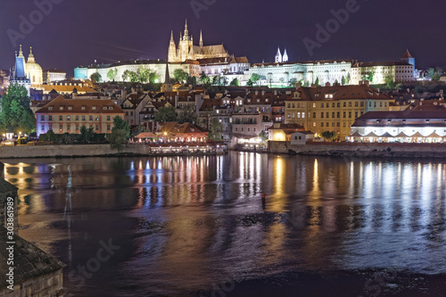 夜景 プラハ城とカレル橋 ヴィート大聖堂