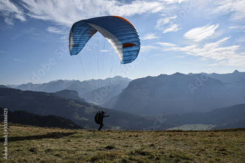 gleitschirmflieger in den bergen photo