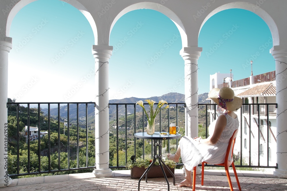 Φωτογραφία Tourist with white Ibizan dress and pamela, in a typical viewpoint of Frigiliana