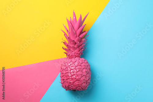 pomalowany-rozowy-ananas-na-kolorowym-tle