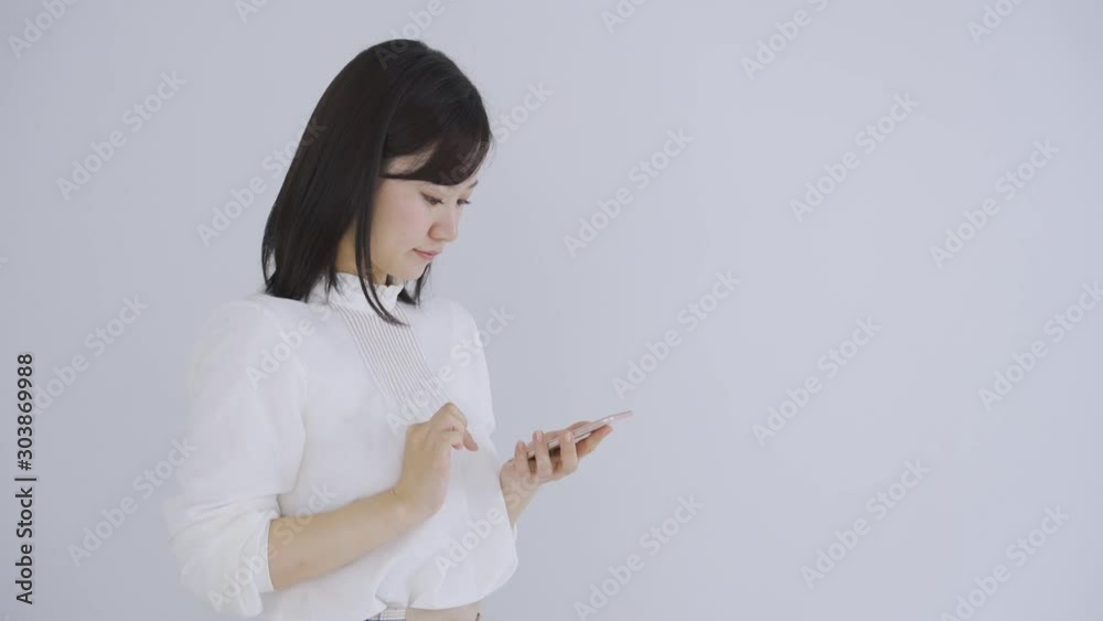 スマートフォンを使う女性 スマートフォンを使う女性
