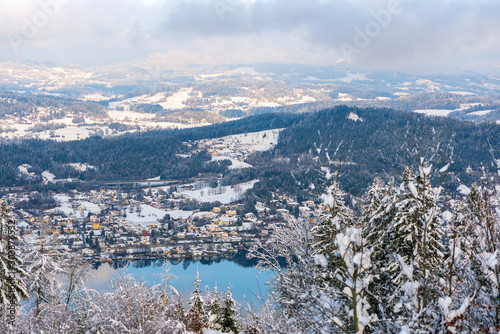 Wörthersee, Kärnten, Österreich, von oben im Winter-Winterwunderland