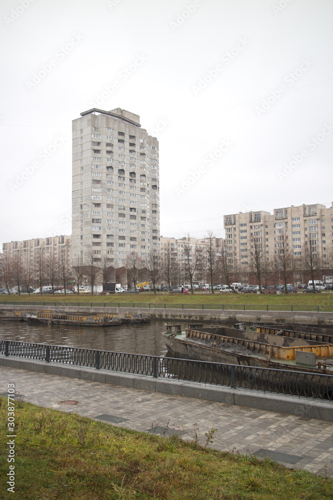 Naklejka premium Embankment and pedestrian zone on the city river