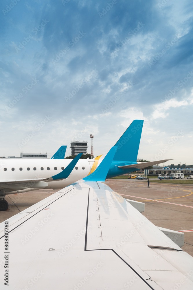 Φωτογραφία View of an airplane from the cockpit of another airplane