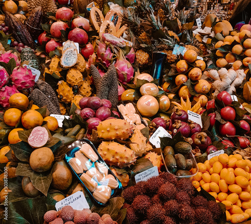 Fototapeta Naklejka Na Ścianę i Meble -  Market with exotic Asian fresh fruits