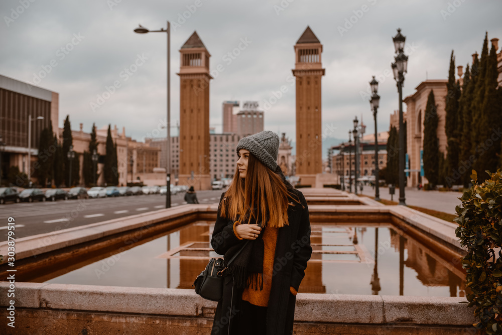 Φωτογραφία Girl on the background of the sights of barcelona, Plaza of Spain