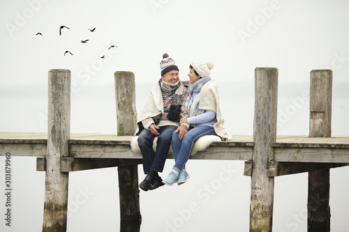 ausgelassene Freude am See - Seniorenpaar ist glücklich