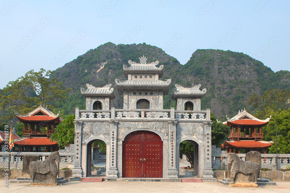Φωτογραφία Chinese style entrance gate of the Thai Vi Temple near Trang An Landscape Comple