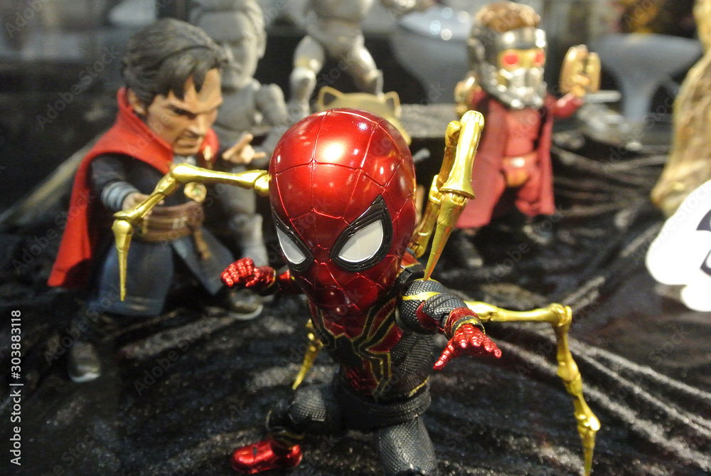 Obraz premium KUALA LUMPUR, MALAYSIA -APRIL 7, 2018: Selected focused of Marvel Comic action figure Spider-man with Iron Spider suit. He was one of the Avengers team. Action figures displayed by the collector.