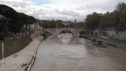 roma, italia, fiume tevere, giorno di pioggia, acqua alta,volo di gabbiani photo