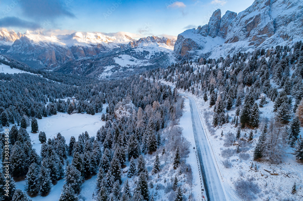 Φωτογραφία Aerial view of Curved road in the snowy mountains of Italian Alps in South Tyrol