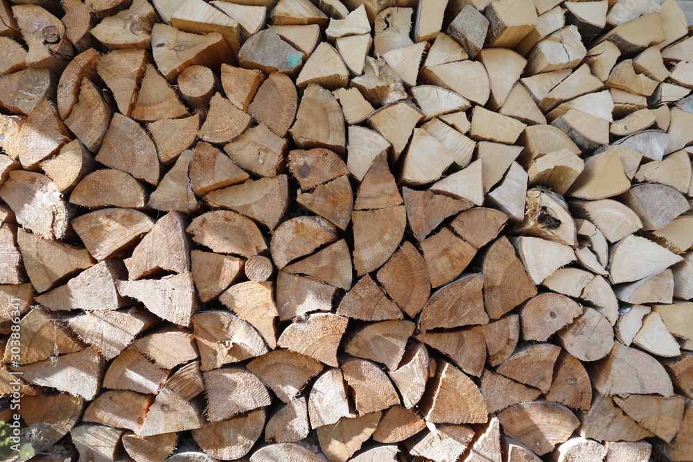 Viele Holzscheite, Holzklötze als grober Holzstapel mit Brennholz Viele Holzscheite, Holzklötze als grober Holzstapel mit Brennholz
