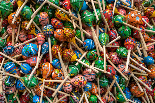 Rasseln aus Guatemala in einer Schütte
