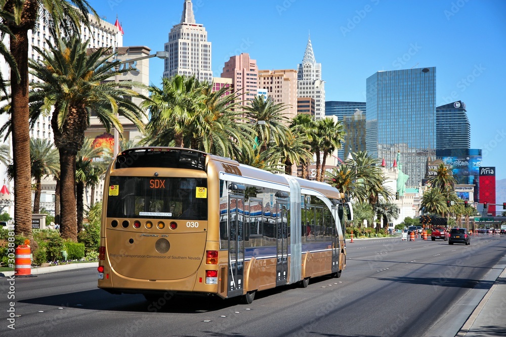 LAS VEGAS, USA - APRIL 14, 2014: People ride SDX bus in Las Vegas. SDX is  operated by Wright StreetCar articulated hybrid bus manufactured by  Wrightbus and Volvo. foto de Stock | Adobe Stock