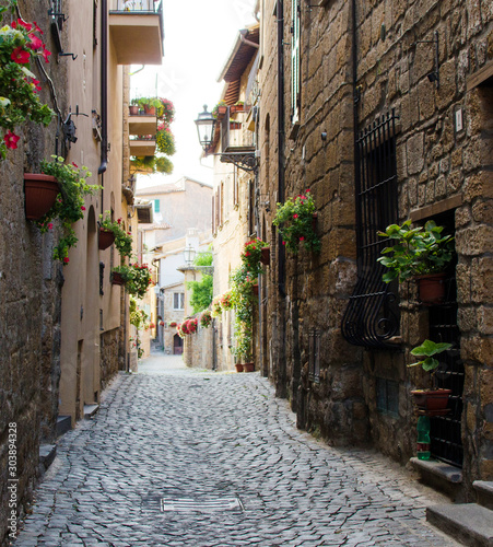 Fototapeta Naklejka Na Ścianę i Meble -  A medieval italian street in Orvieto