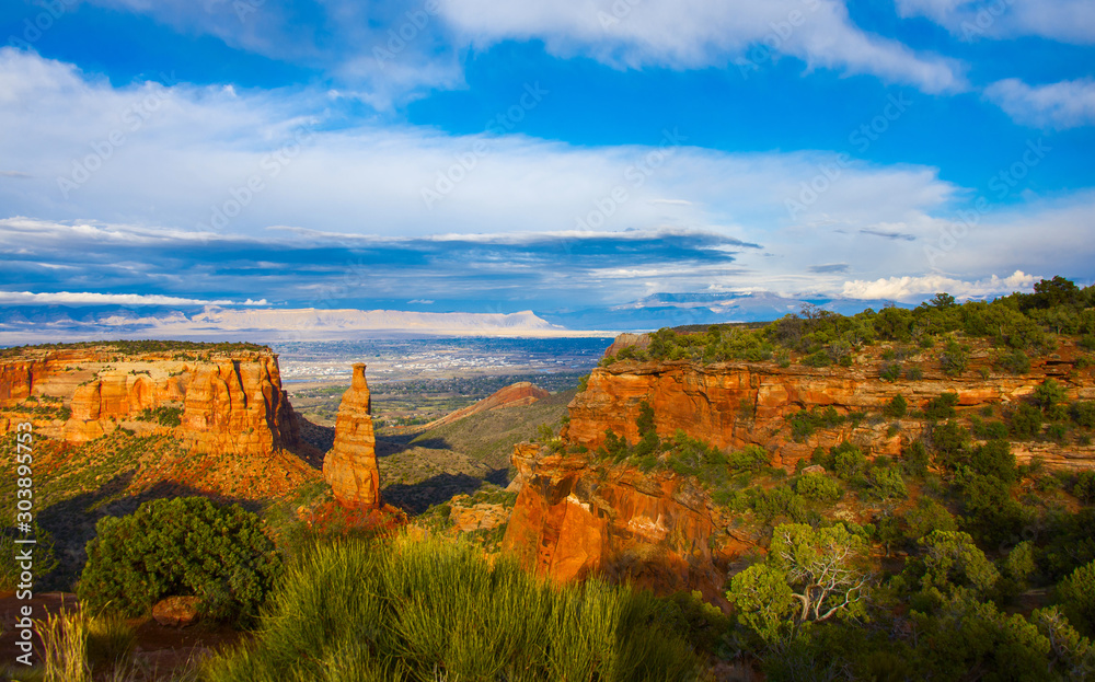Φωτογραφία The rocky landscape of the Colorado National Monument under the stormy cloudy sky
