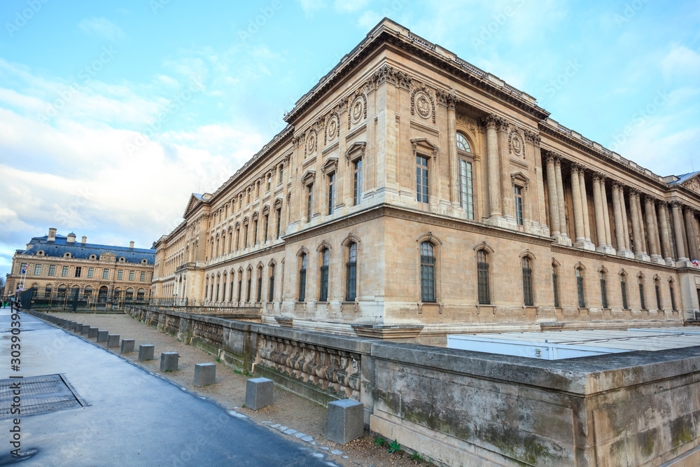 Obraz premium the Louvre Museum is the world's largest art museum and a historic monument in Paris.