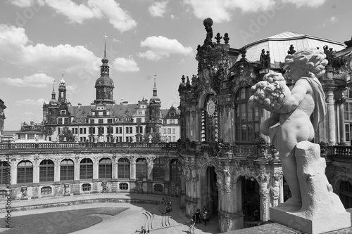 Zwinger in Dresden mit Skulpturen und Innenhofaufnahme