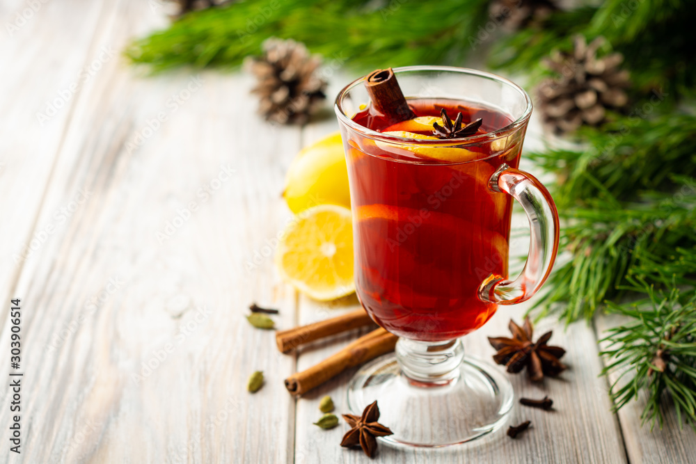 Φωτογραφία Christmas mulled wine with spices and lemon on wooden rustic background
