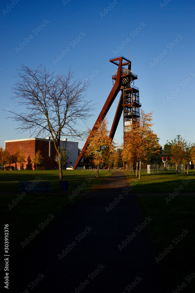 Fotografie zechenpark mining tower with trees and blue sky