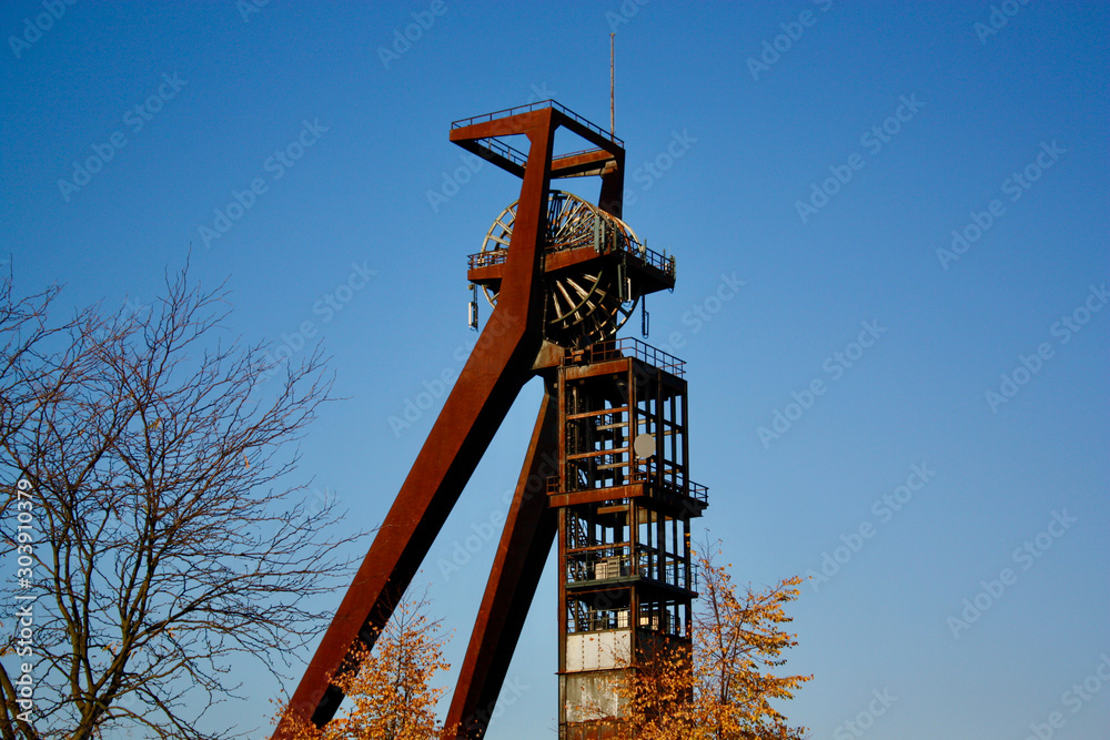 Fotografie zechenpark mining tower with trees and blue sky