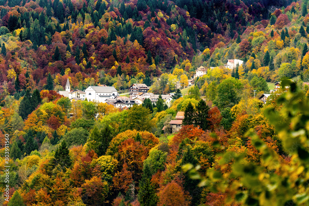 Φωτογραφία Colourful picture of the Gosaldo village in Belluno, Italy on a clear autumn day
