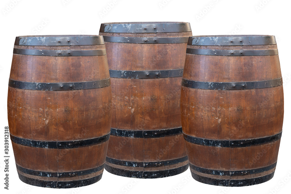 Fototapeta premium Drei Weinfässer aus Holz vor weißem Hintergrund