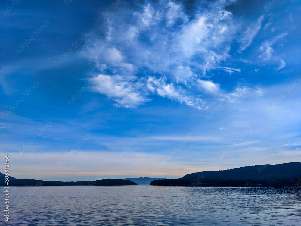 Obraz premium View of the San Juan Islands from the Anacortes Ferry in Washington.