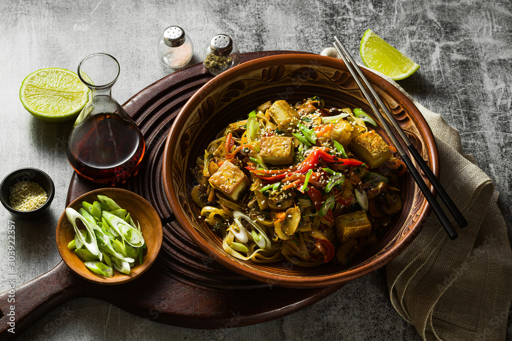 Φωτογραφία Asian vegan stir fry with tofu, rice noodles and vegetables, top view