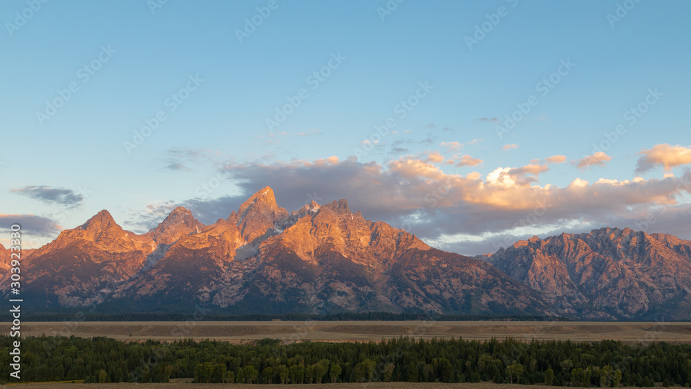 Φωτογραφία A view of the Grand Teton mountain range at sunrise