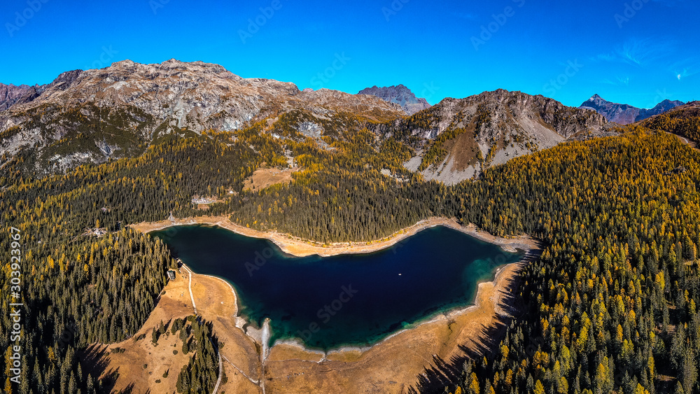 Fototapeta premium Lake Palu 'Italy Valmalenco Sondrio first days of autumn