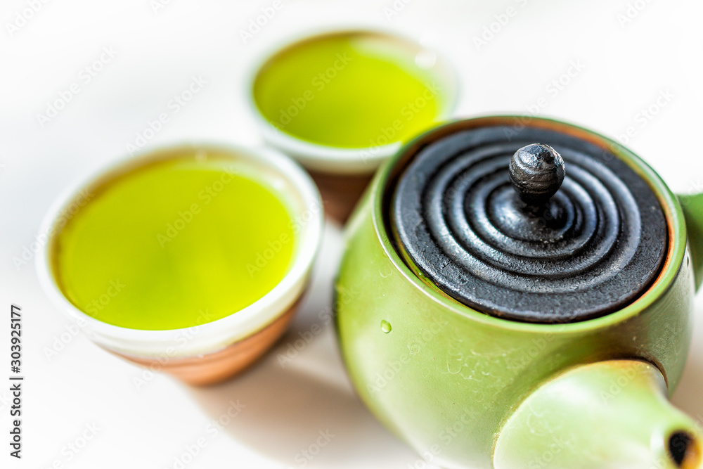 Φωτογραφία Kyusu teapot and two cups filled with Japanese vibrant green yellow sencha fukam