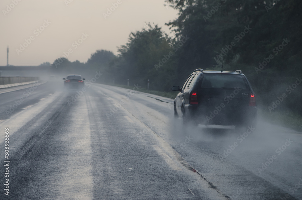 Fototapeta samochody na niebezpiecznej śliskiej autostradzie