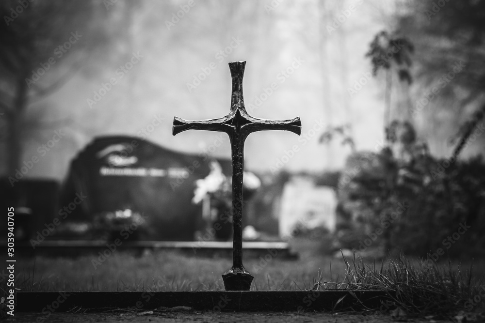 Φωτογραφία Vintage, retro photo of a cross above an old grave in an ancient cemetery
