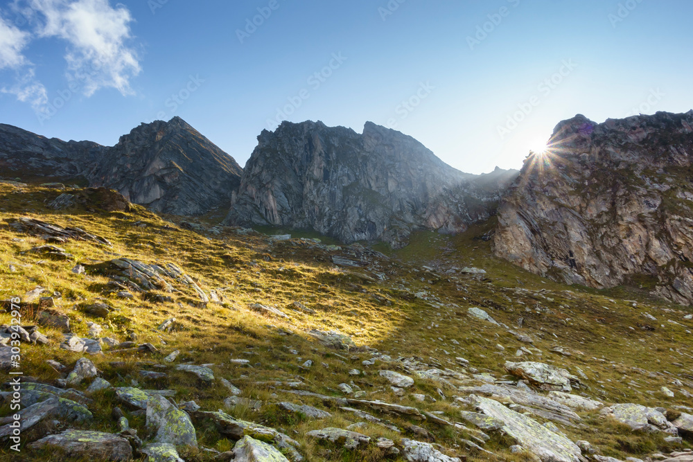 Fototapeta premium Sonnenaufgang über dem Kletterfelsen