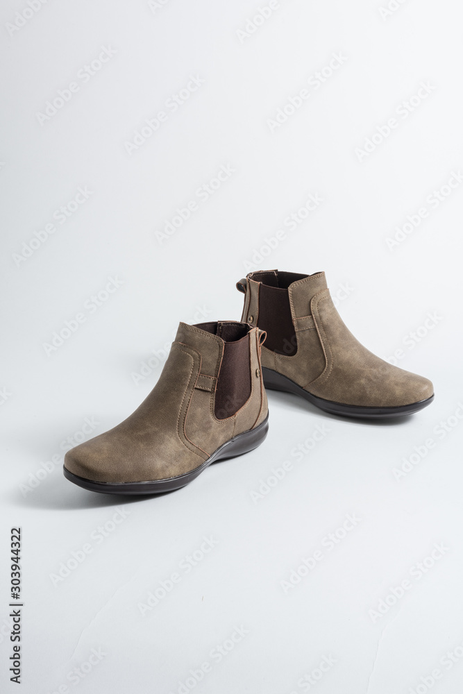 Botas de mujer, moda Otoño-Invierno sobre fondo blanco Botas de mujer, moda Otoño-Invierno sobre fondo blanco