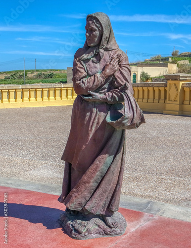 Obraz na płótnie Statue of old woman near Ta Pinu, Gozo, Malta w salonie