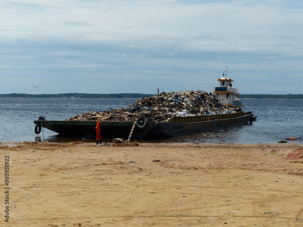 Φωτογραφία This is the result of a lack of awareness that many tons of garbage are taken at shorter distances from the Rio Negro near Manaus