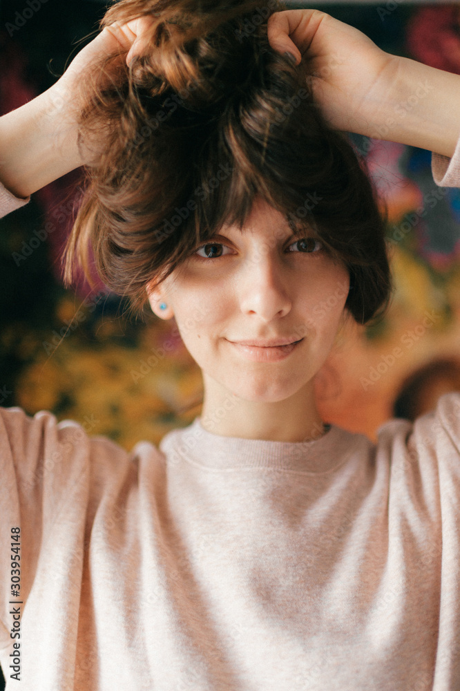 Φωτογραφία Indoor lifestyle portrait of young beautiful brunette girl posing for camera