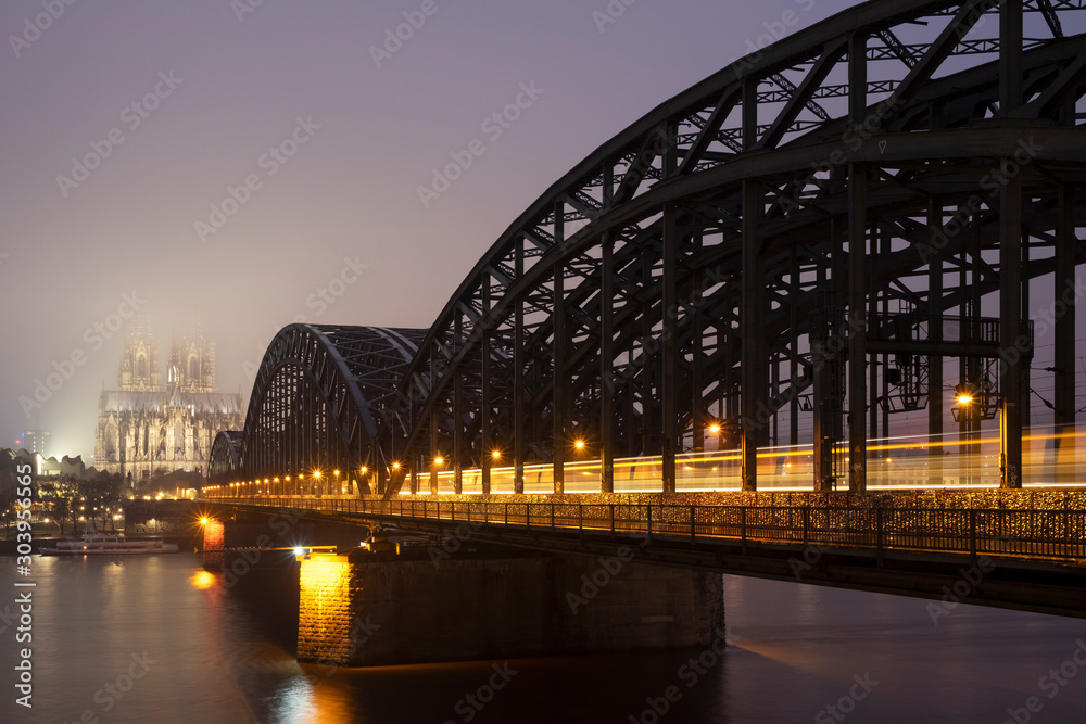 Naklejka premium bridge at night