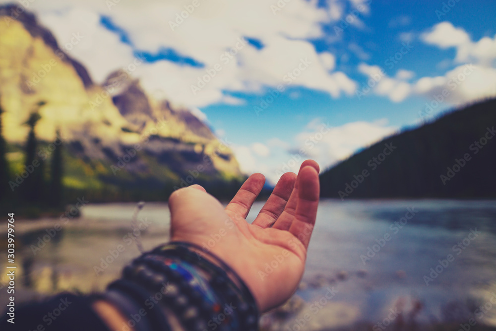 Ταπετσαρία Open Hipster Hand In Outdoor Wilderness Scene