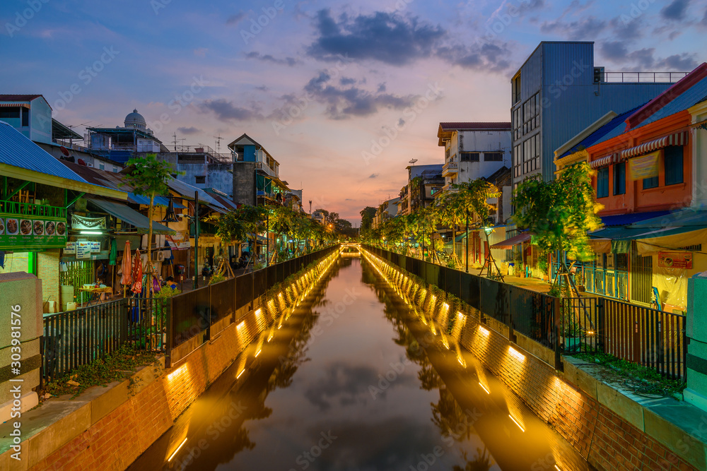 Φωτογραφία BANGKOK, THAILAND - November 19, 2019 : Twilight Time At The Ong Ang Canal is part of a canal around the city, Ong Ang canal is a touristic center of Bangkok, Thailand
