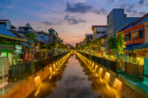 BANGKOK, THAILAND - November 19, 2019 : Twilight Time At The Ong Ang Canal is part of a canal around the city, Ong Ang canal is a touristic center of Bangkok, Thailand. 