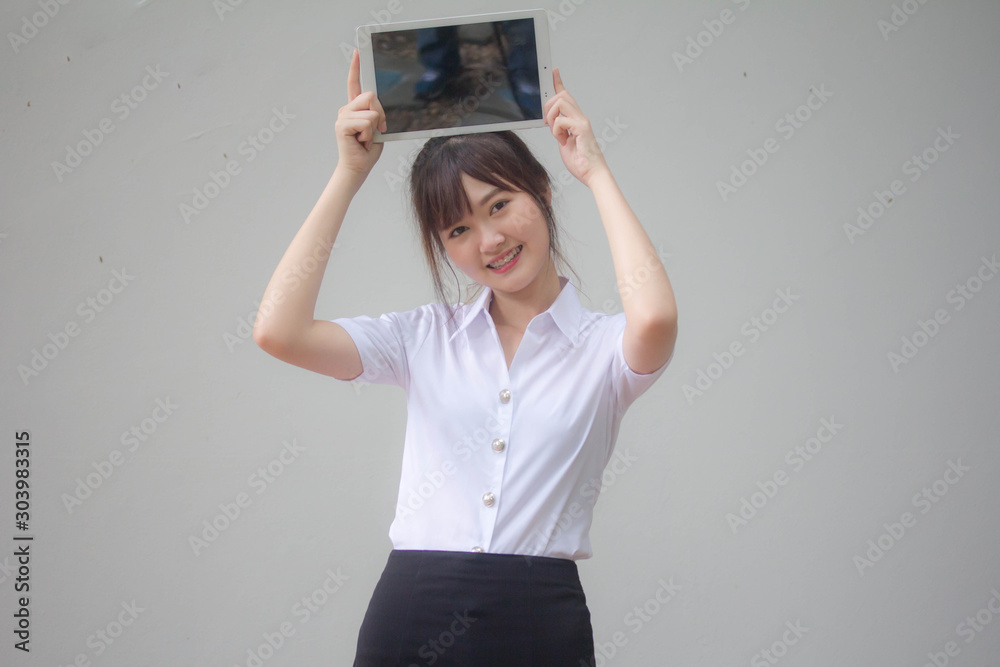 Φωτογραφία Portrait of thai adult student university uniform beautiful girl show her tablet