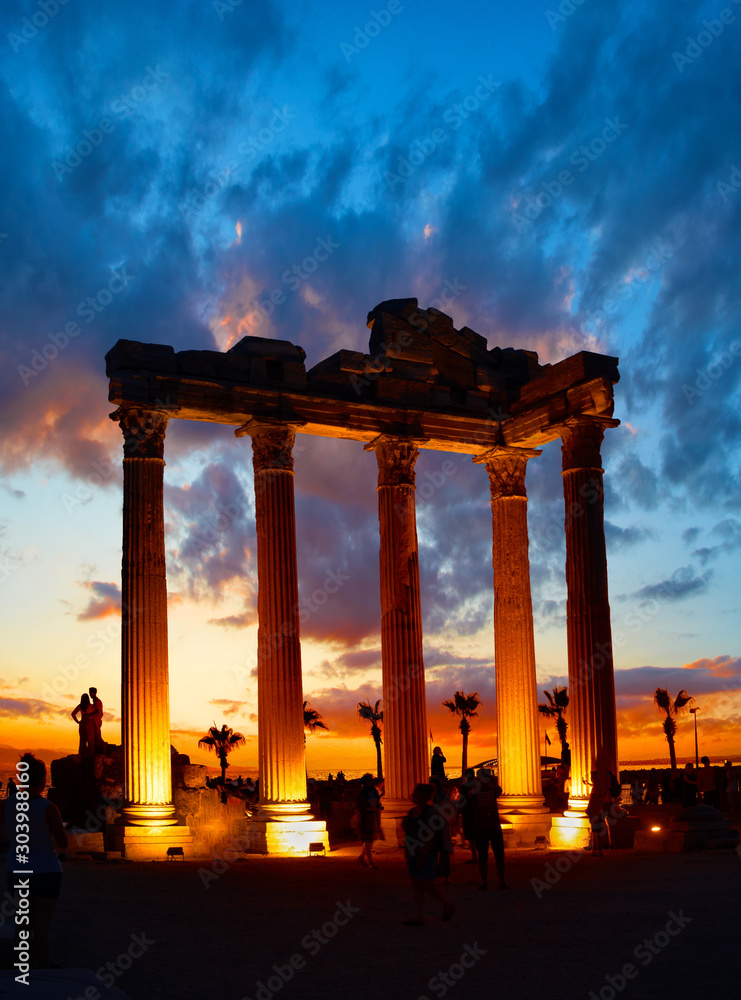 Fototapeta premium Lighted columns of the Temple of Apollo in Side at sunset