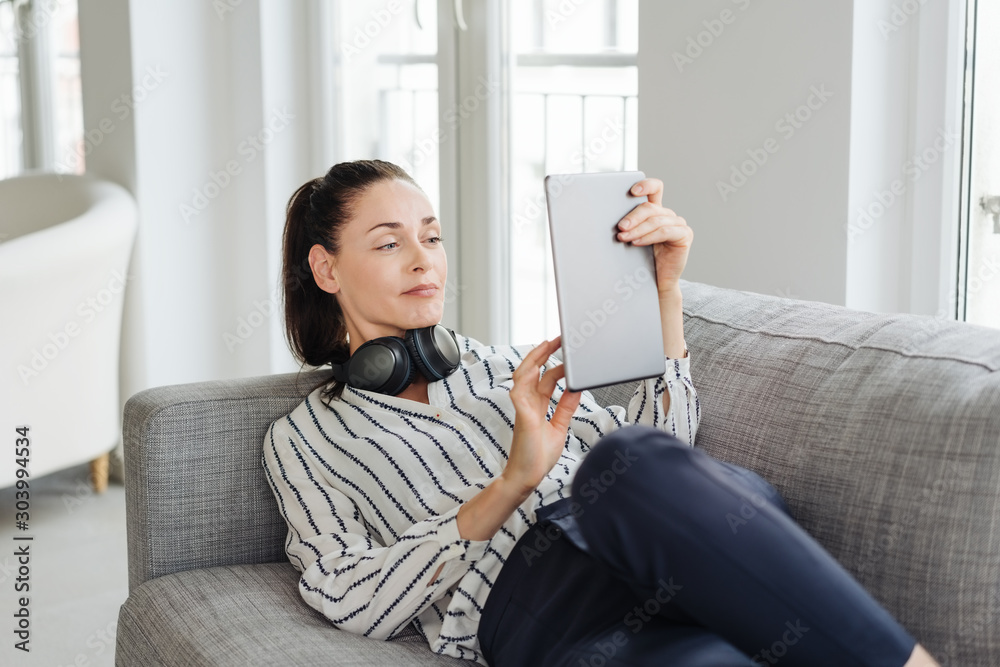 Fotografie Young woman relaxing with a tablet computer