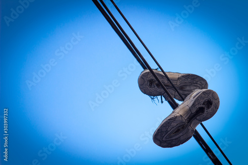 zapatos colgando de un cable