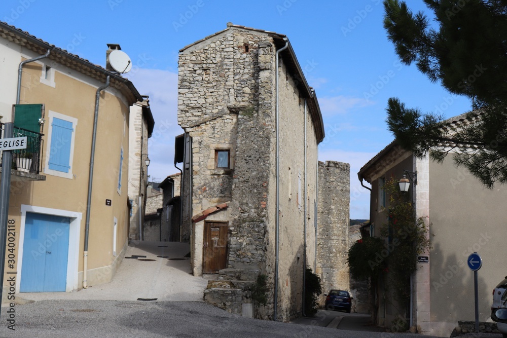 Façade de maison typique dans le village de Sauzet - Département de la  Drôme - France