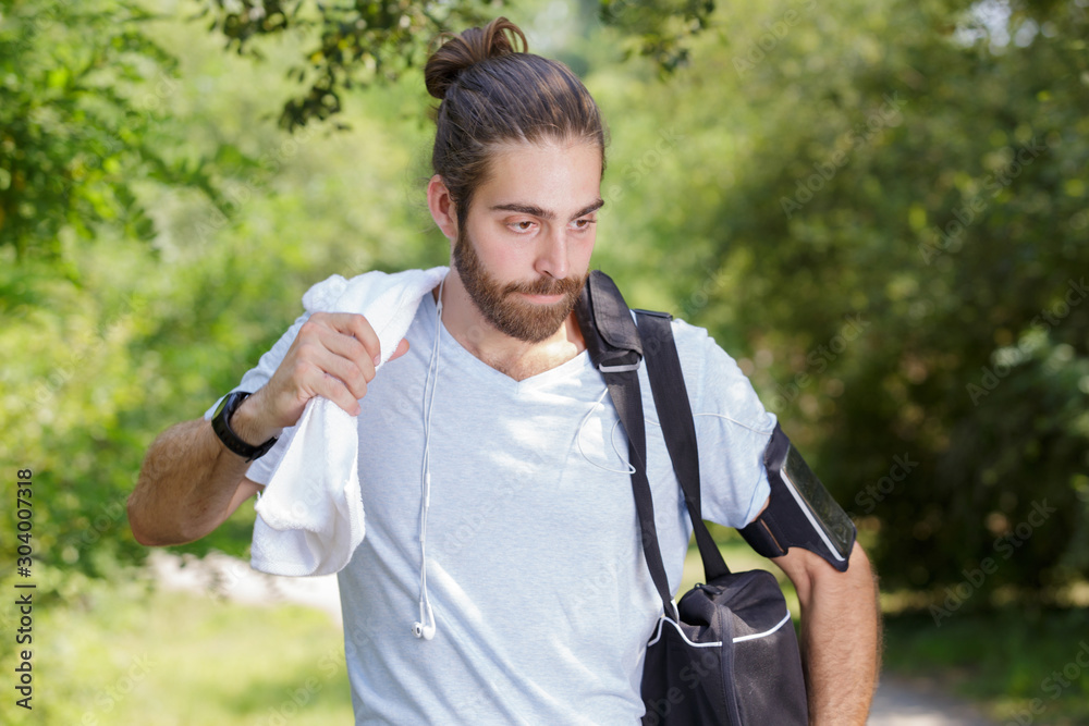 Naklejka premium man preparing to do his outdoor exercise